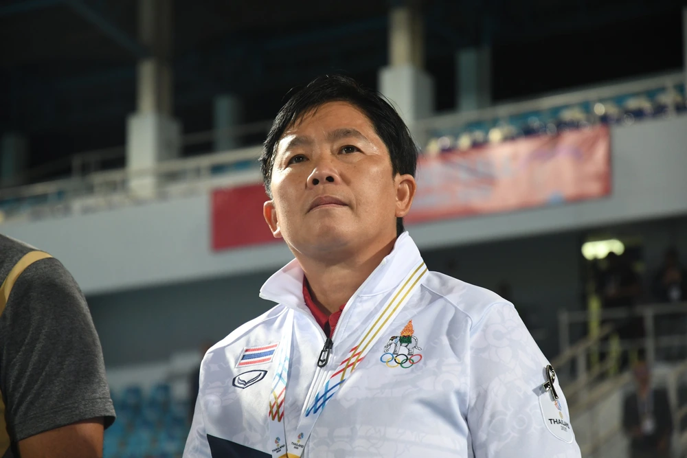 HLV tuyển nữ Thái Lan trấn an CĐV, Chủ tịch Liên đoàn thưởng ‘nóng’ sau trận thắng đầu tiên tại SEA Games 2025 - Ảnh 1. HLV tuyển nữ Thái Lan trấn an CĐV, Chủ tịch Liên đoàn thưởng ‘nóng’ sau trận thắng đầu tiên tại SEA Games 2025 - Ảnh 1.