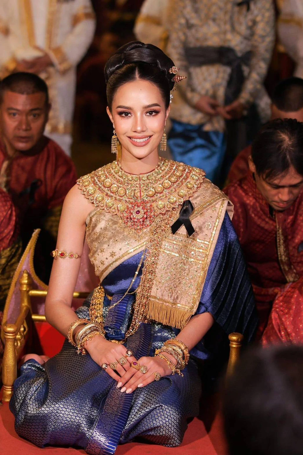 Nhan sắc 11 Hoa hậu, Á hậu cầm biển hiệu dẫn đầu các đoàn thể thao tại Lễ khai mạc SEA Games 2025 - Ảnh 2.