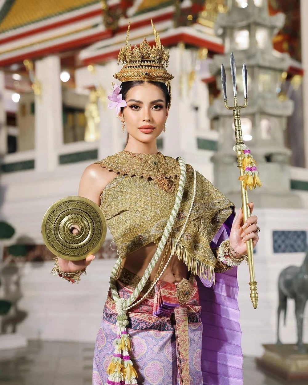 Nhan sắc 11 Hoa hậu, Á hậu cầm biển hiệu dẫn đầu các đoàn thể thao tại Lễ khai mạc SEA Games 2025 - Ảnh 3.