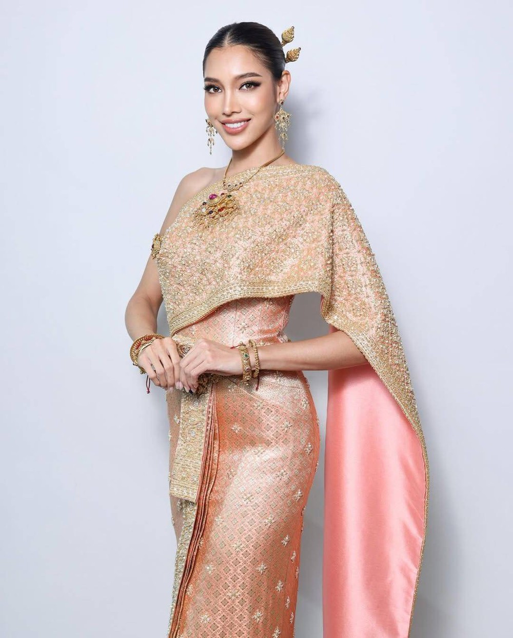 Nhan sắc 11 Hoa hậu, Á hậu cầm biển hiệu dẫn đầu các đoàn thể thao tại Lễ khai mạc SEA Games 2025 - Ảnh 5.