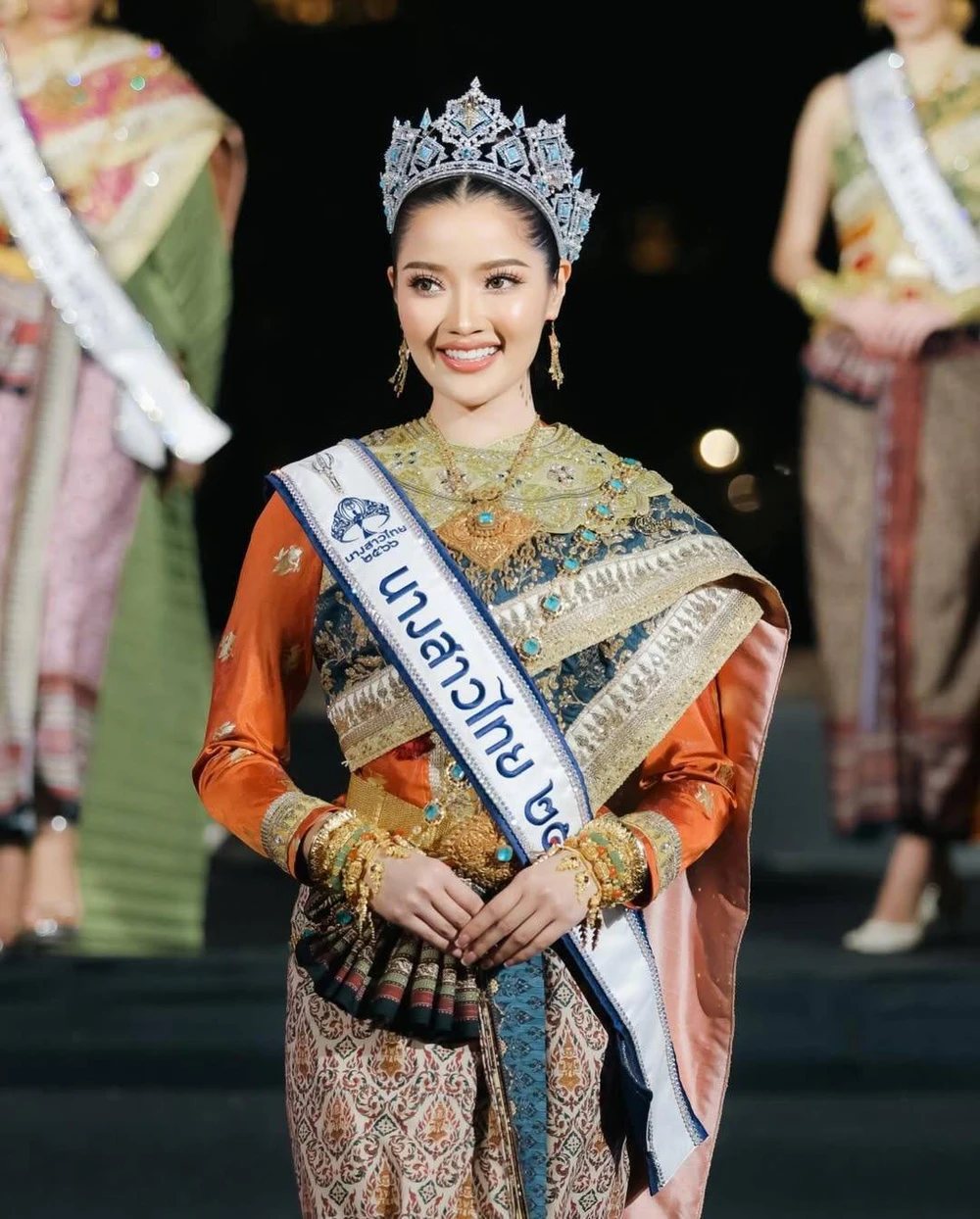 Nhan sắc 11 Hoa hậu, Á hậu cầm biển hiệu dẫn đầu các đoàn thể thao tại Lễ khai mạc SEA Games 2025 - Ảnh 7.