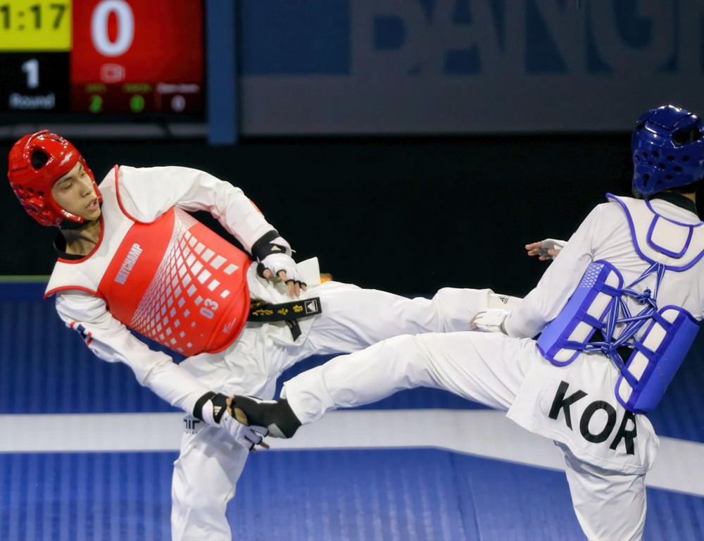 Võ sỹ Taekwondo Thái Lan Sirawit Mahamad (trái) tranh tài tại World Taekwondo Grand Prix Challenge 2025
