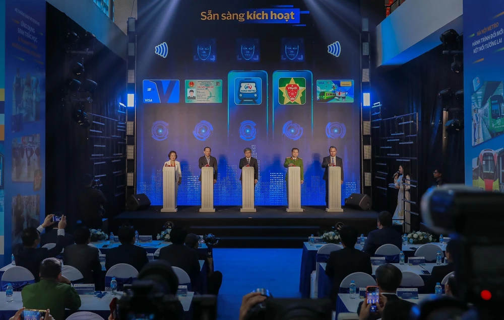 Áp dụng soát vé tự động ứng dụng sinh trắc học trên tuyến đường sắt Cát Linh – Hà Đông - Ảnh 1.