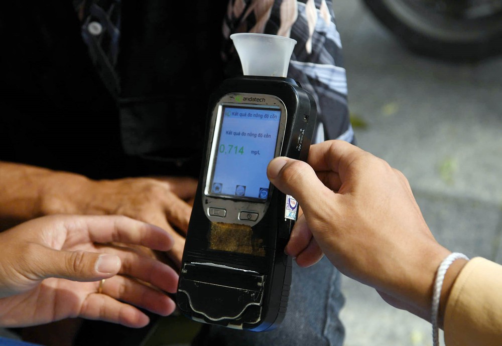 Hà Nội siết chặt vi phạm nồng độ cồn dịp cuối năm - Ảnh 2.