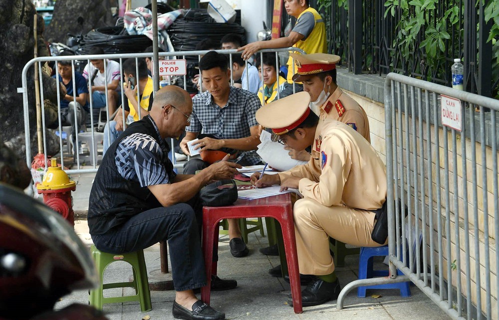 Hà Nội siết chặt vi phạm nồng độ cồn dịp cuối năm - Ảnh 3.