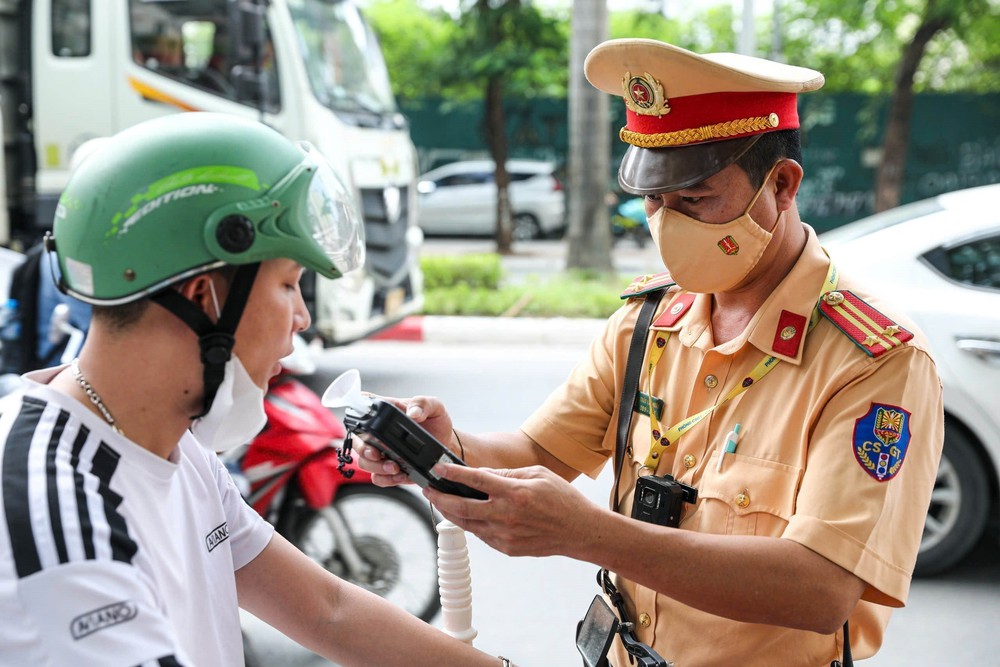 Hà Nội siết chặt vi phạm nồng độ cồn dịp cuối năm - Ảnh 1.