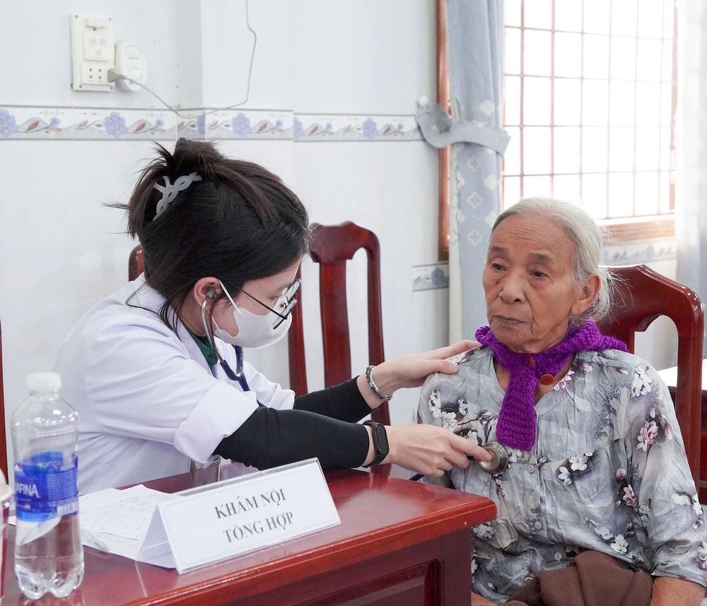 Đồng bộ nhiều biện pháp nhằm đảm bảo sức khỏe nhân dân sau bão lũ - Ảnh 2.