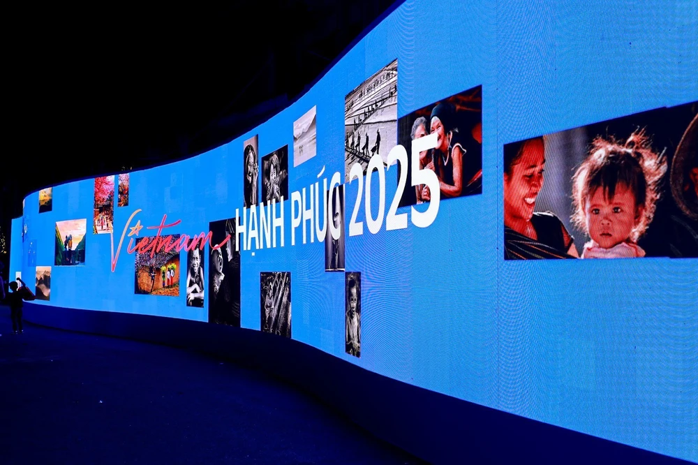 Khai mạc triển lãm “Việt Nam hạnh phúc&quot; - Ảnh 1.