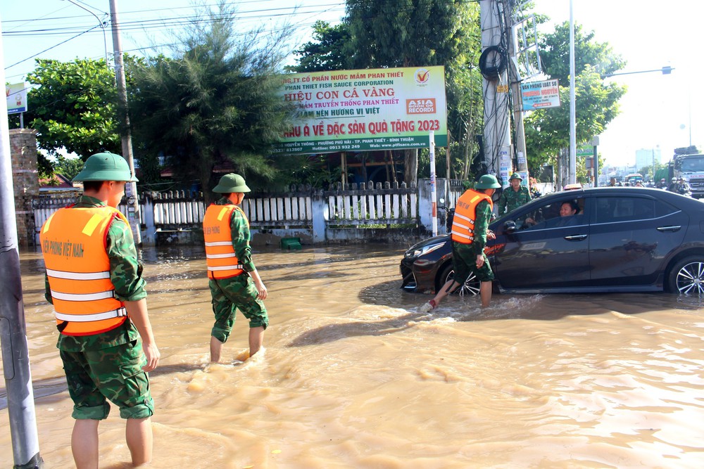 1.750 hộ dân bị ngập, tỉnh Lâm Đồng yêu cầu các chủ hồ thực hiện nghiêm quy trình xả lũ - Ảnh 3.