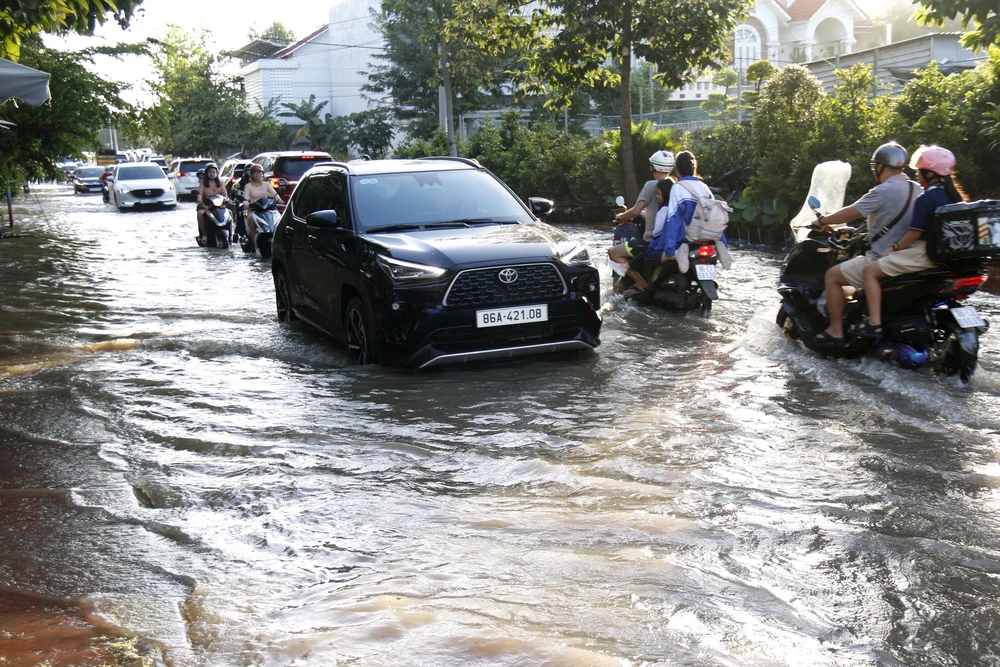 1.750 hộ dân bị ngập, tỉnh Lâm Đồng yêu cầu các chủ hồ thực hiện nghiêm quy trình xả lũ - Ảnh 2.