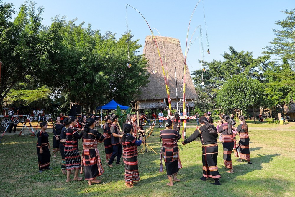Cuối tuần trải nghiệm không gian văn hóa Cơ Tu tại Làng Văn hóa - Du lịch các dân tộc Việt Nam - Ảnh 1.
