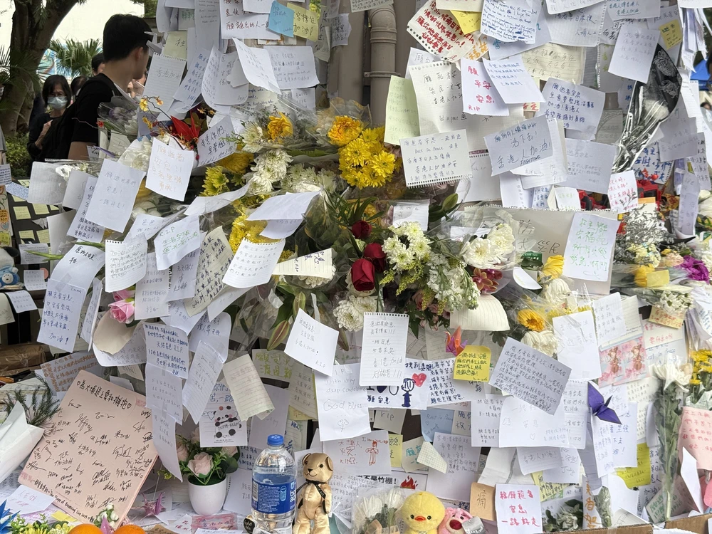 Vụ cháy chung cư ở Hong Kong (Trung Quốc): Tăng gấp đôi trợ cấp cho nạn nhân - Yêu cầu tháo dỡ lưới che giàn giáo tại hơn 200 công trình - Ảnh 2.