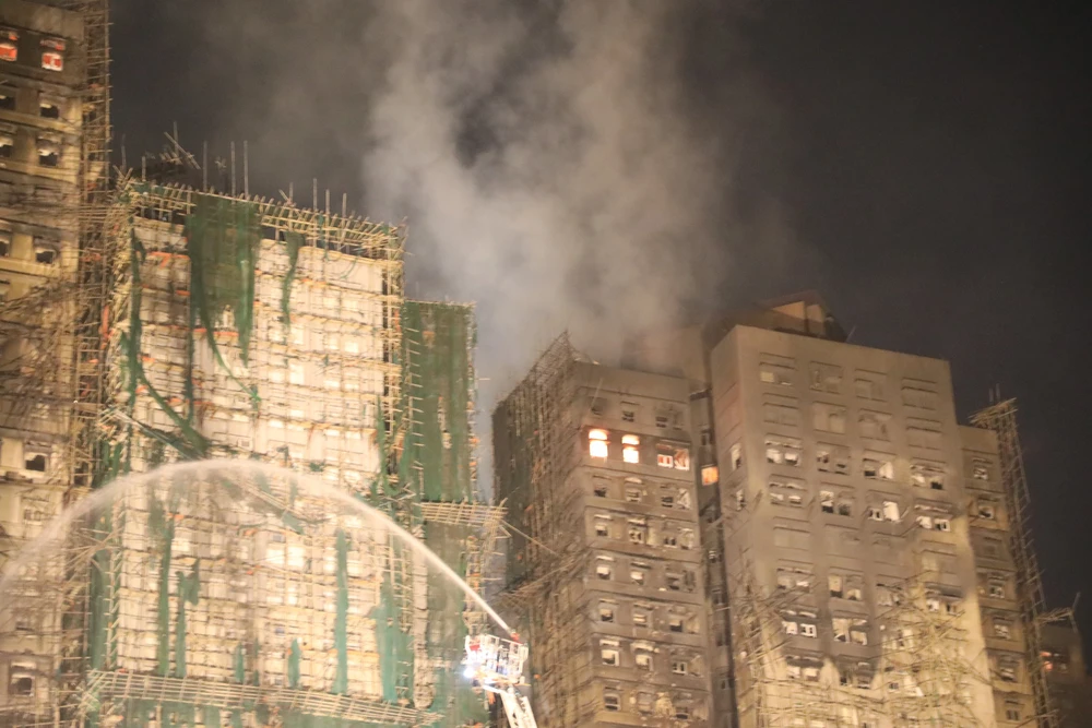 Vụ cháy chung cư ở Hong Kong (Trung Quốc): Tăng gấp đôi trợ cấp cho nạn nhân - Yêu cầu tháo dỡ lưới che giàn giáo tại hơn 200 công trình - Ảnh 1.