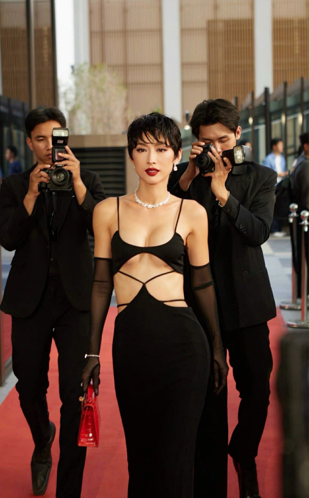 Quỳnh Thy hoá nàng thơ bí ẩn giữa rừng người đẹp tại show Đỗ Long - Ảnh 2.