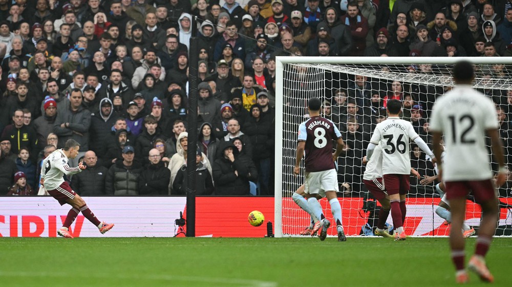 Thua ngược 1-2, Arsenal nhận thất bại cay đắng trên sân khách - Ảnh 1. Thua ngược 1-2, Arsenal nhận thất bại cay đắng trên sân khách - Ảnh 1.