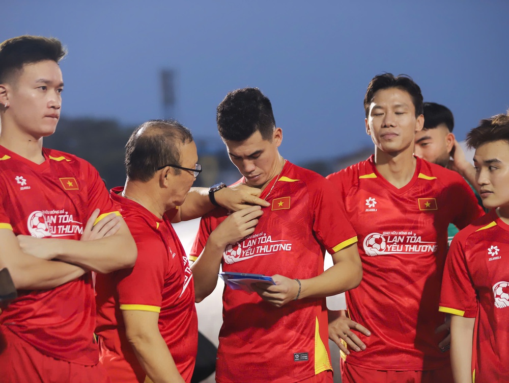 Tiến Linh cùng dàn sao quyên góp gần 1,2 tỷ đồng để "Lan tỏa yêu thương 2025" - Ảnh 1. Tiến Linh cùng dàn sao quyên góp gần 1,2 tỷ đồng để "Lan tỏa yêu thương 2025" - Ảnh 1.