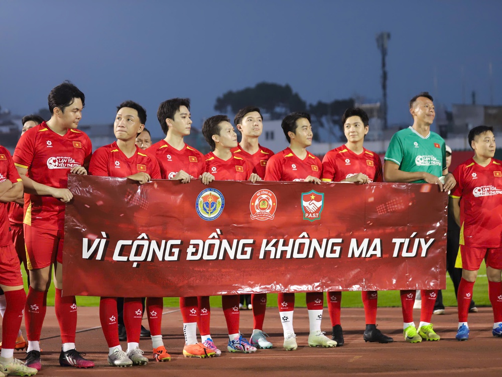 Tiến Linh cùng dàn sao quyên góp gần 1,2 tỷ đồng để "Lan tỏa yêu thương 2025" - Ảnh 3. Tiến Linh cùng dàn sao quyên góp gần 1,2 tỷ đồng để "Lan tỏa yêu thương 2025" - Ảnh 3.