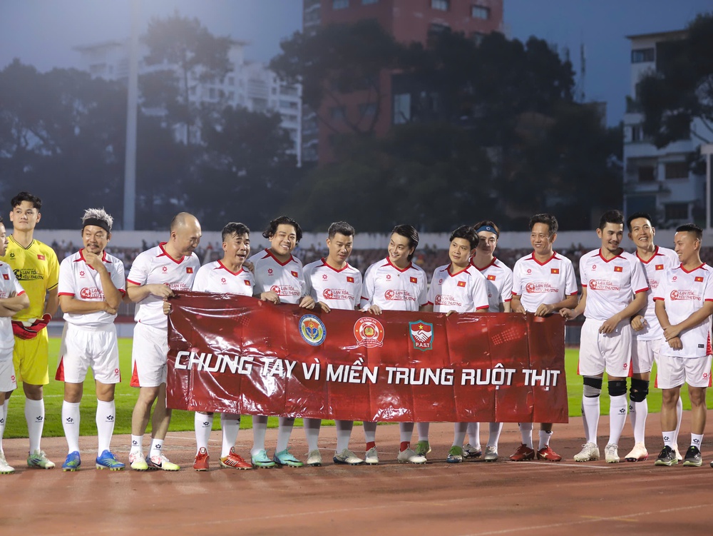 Tiến Linh cùng dàn sao quyên góp gần 1,2 tỷ đồng để "Lan tỏa yêu thương 2025" - Ảnh 2. Tiến Linh cùng dàn sao quyên góp gần 1,2 tỷ đồng để "Lan tỏa yêu thương 2025" - Ảnh 2.