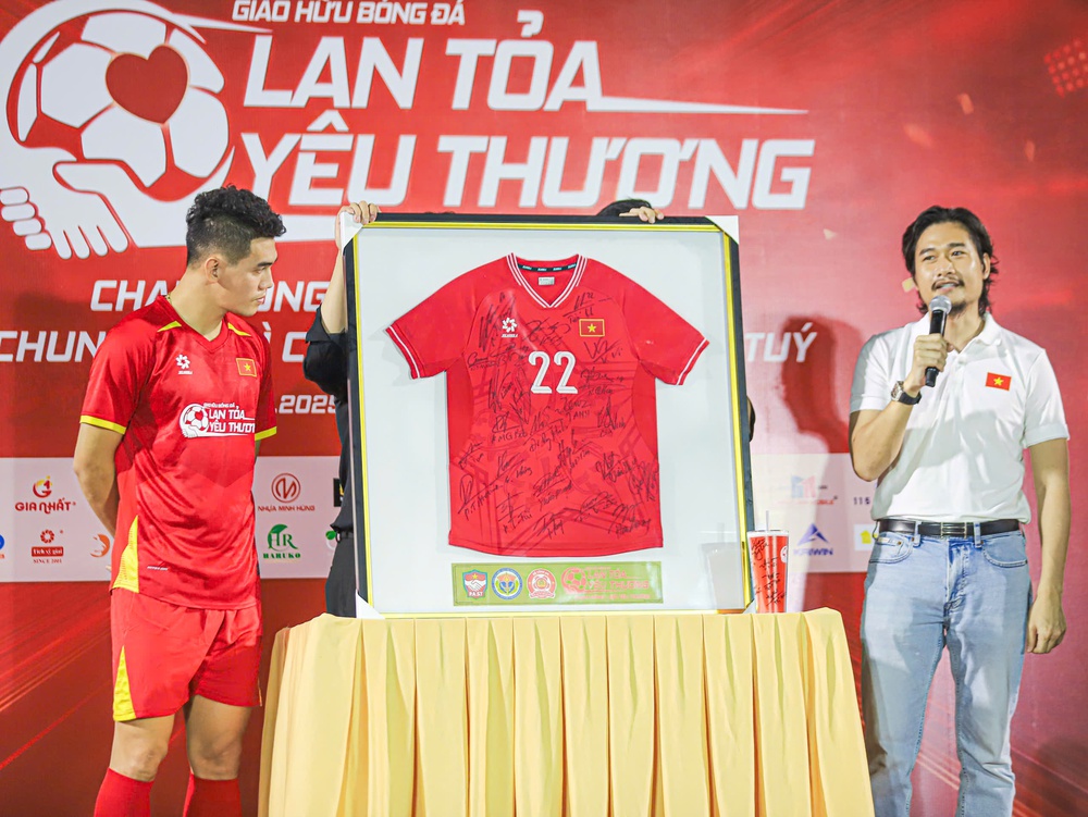 Tiến Linh cùng dàn sao quyên góp gần 1,2 tỷ đồng để "Lan tỏa yêu thương 2025" - Ảnh 5. Tiến Linh cùng dàn sao quyên góp gần 1,2 tỷ đồng để "Lan tỏa yêu thương 2025" - Ảnh 5.