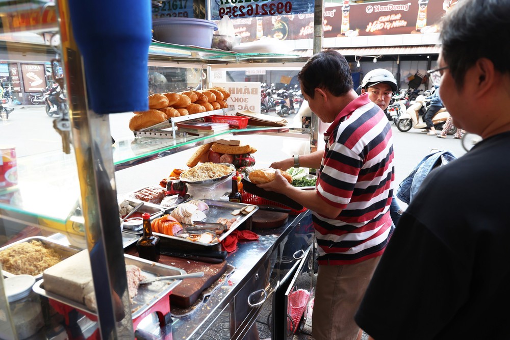Bánh mì đứng đầu danh sách món ăn đường phố ngon nhất Đông Nam Á - Ảnh 4. Bánh mì đứng đầu danh sách món ăn đường phố ngon nhất Đông Nam Á - Ảnh 4.