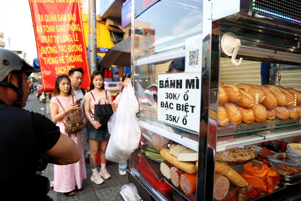 Bánh mì đứng đầu danh sách món ăn đường phố ngon nhất Đông Nam Á - Ảnh 1. Bánh mì đứng đầu danh sách món ăn đường phố ngon nhất Đông Nam Á - Ảnh 1.