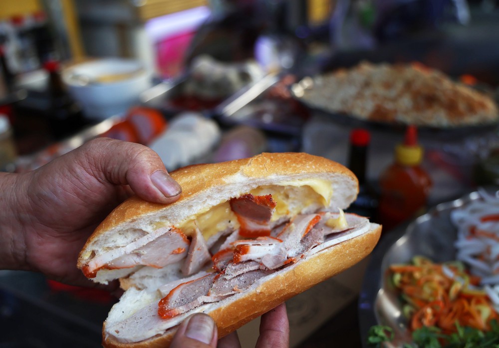 Bánh mì đứng đầu danh sách món ăn đường phố ngon nhất Đông Nam Á - Ảnh 3. Bánh mì đứng đầu danh sách món ăn đường phố ngon nhất Đông Nam Á - Ảnh 3.