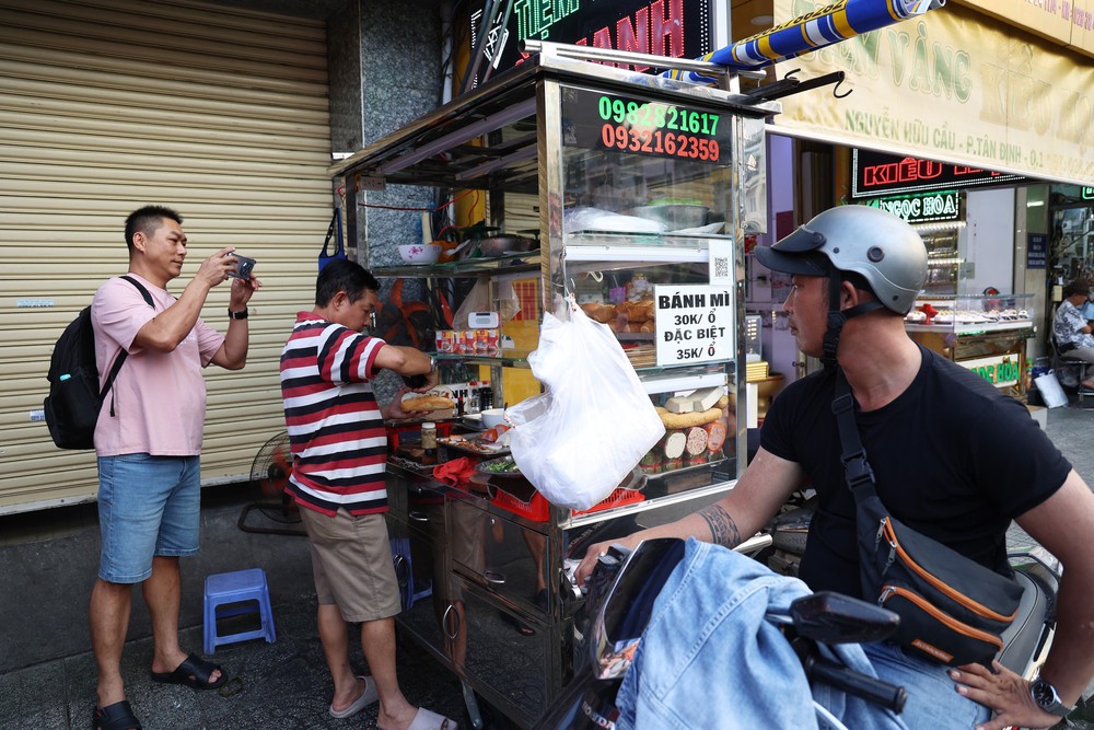 Bánh mì đứng đầu danh sách món ăn đường phố ngon nhất Đông Nam Á - Ảnh 6. Bánh mì đứng đầu danh sách món ăn đường phố ngon nhất Đông Nam Á - Ảnh 6.