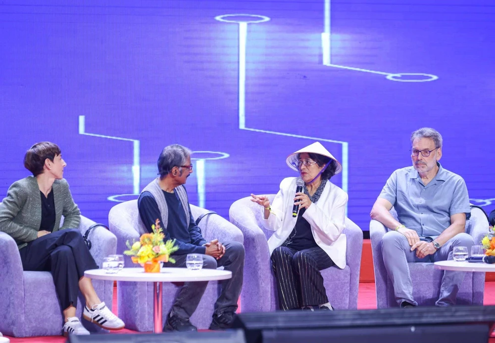 Chủ nhân Giải thưởng VinFuture 2025 đối thoại cùng học sinh, sinh viên Hà Nội - Ảnh 9.