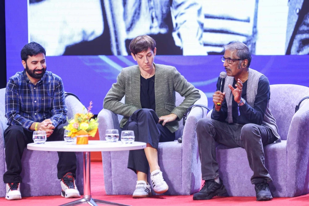 Chủ nhân Giải thưởng VinFuture 2025 đối thoại cùng học sinh, sinh viên Hà Nội - Ảnh 8.