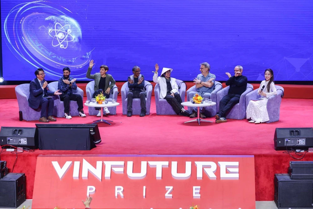 Chủ nhân Giải thưởng VinFuture 2025 đối thoại cùng học sinh, sinh viên Hà Nội - Ảnh 7.