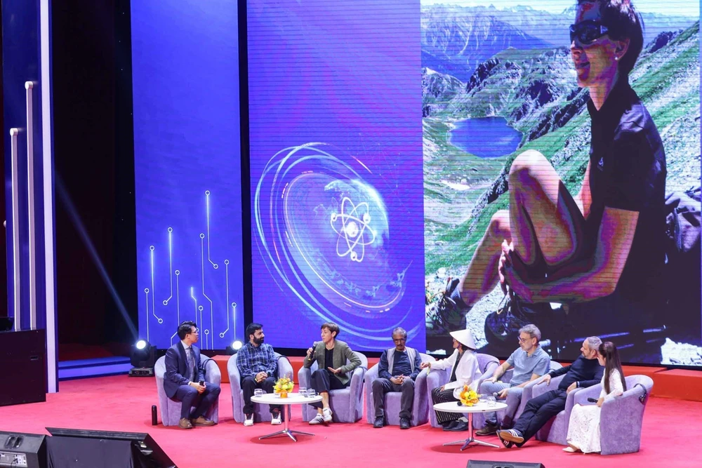 Chủ nhân Giải thưởng VinFuture 2025 đối thoại cùng học sinh, sinh viên Hà Nội - Ảnh 6.