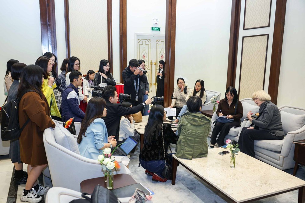 Chủ nhân Giải thưởng VinFuture 2025 đối thoại cùng học sinh, sinh viên Hà Nội - Ảnh 12.