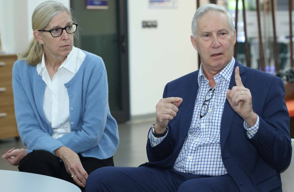 Chủ nhân Giải thưởng VinFuture 2025 đối thoại cùng học sinh, sinh viên Hà Nội - Ảnh 4.