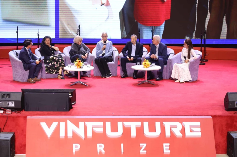 Chủ nhân Giải thưởng VinFuture 2025 đối thoại cùng học sinh, sinh viên Hà Nội - Ảnh 11.