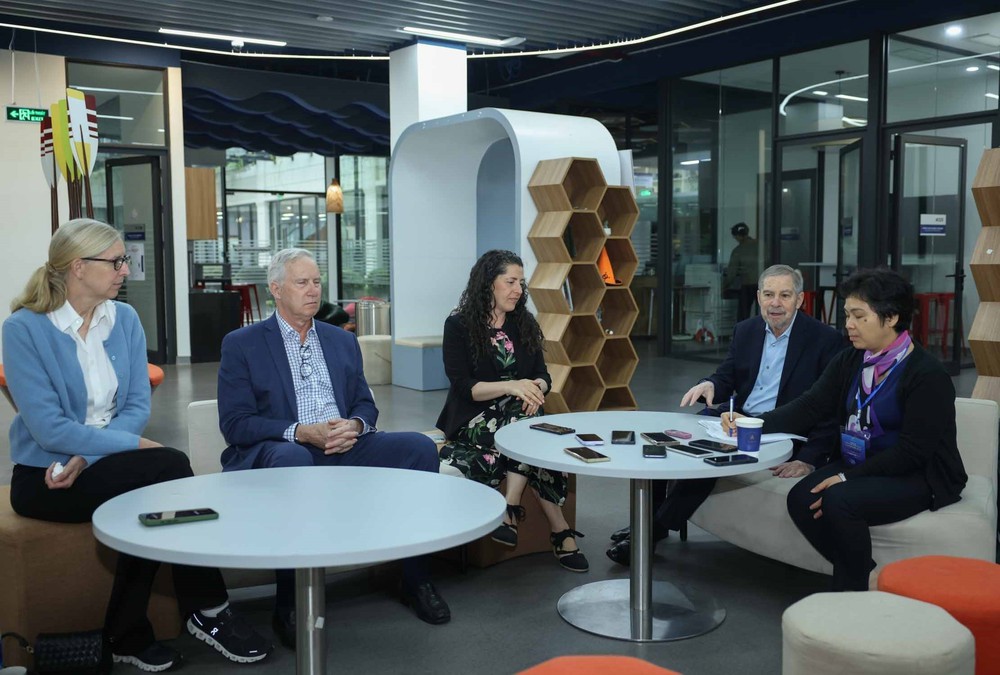 Chủ nhân Giải thưởng VinFuture 2025 đối thoại cùng học sinh, sinh viên Hà Nội - Ảnh 2.