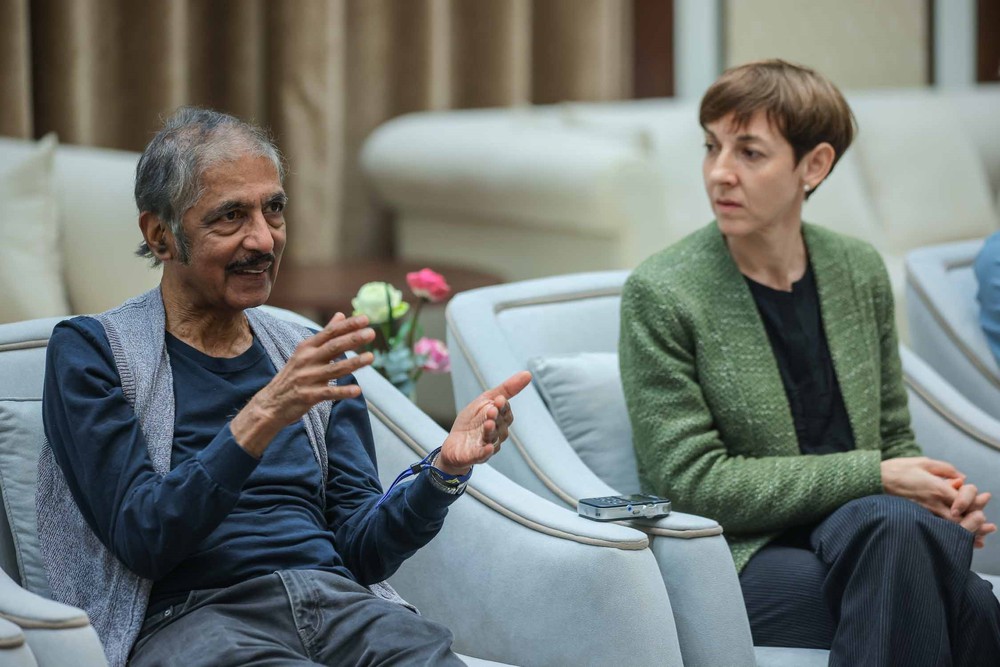 Chủ nhân Giải thưởng VinFuture 2025 đối thoại cùng học sinh, sinh viên Hà Nội - Ảnh 10.