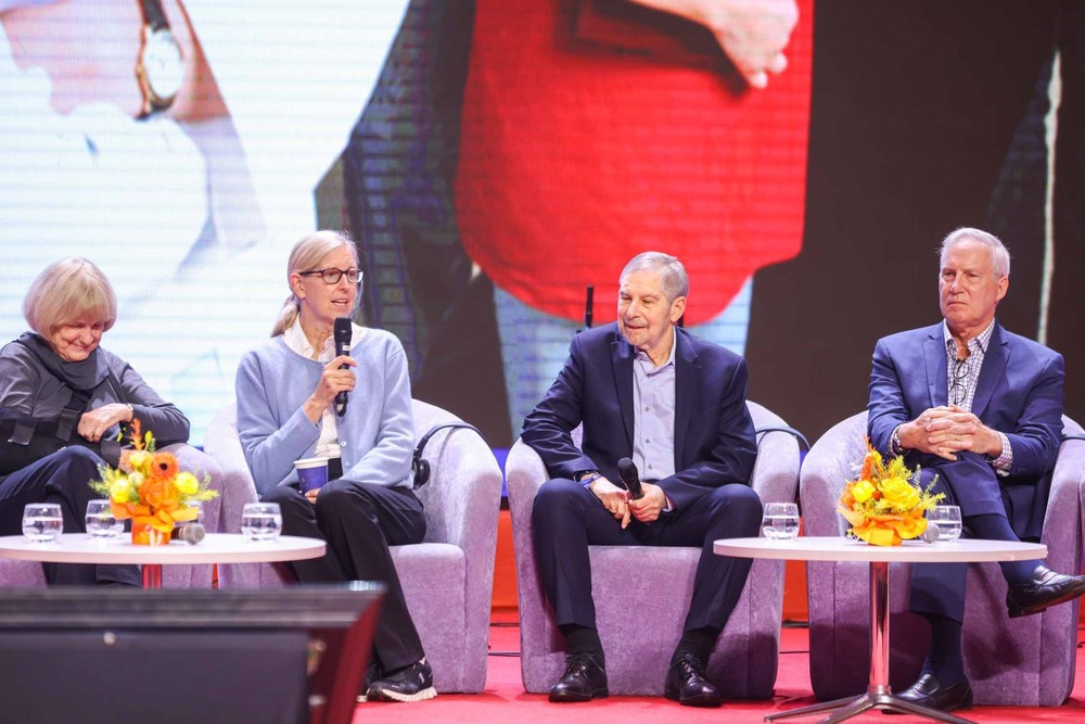 Chủ nhân Giải thưởng VinFuture 2025 đối thoại cùng học sinh, sinh viên Hà Nội - Ảnh 3.