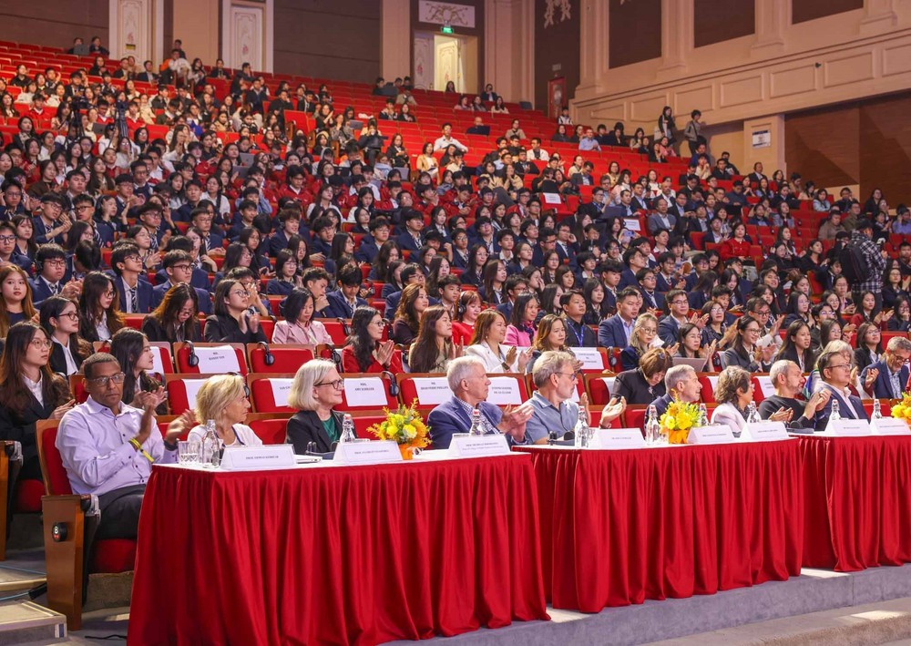 Chủ nhân Giải thưởng VinFuture 2025 đối thoại cùng học sinh, sinh viên Hà Nội - Ảnh 14.