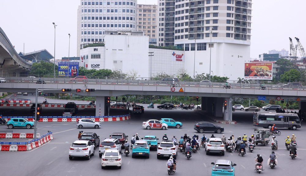 Áp thấp nhiệt đới trên biển Đông, di chuyển theo hướng Tây Tây Bắc - Ảnh 2. Áp thấp nhiệt đới trên biển Đông, di chuyển theo hướng Tây Tây Bắc - Ảnh 2.