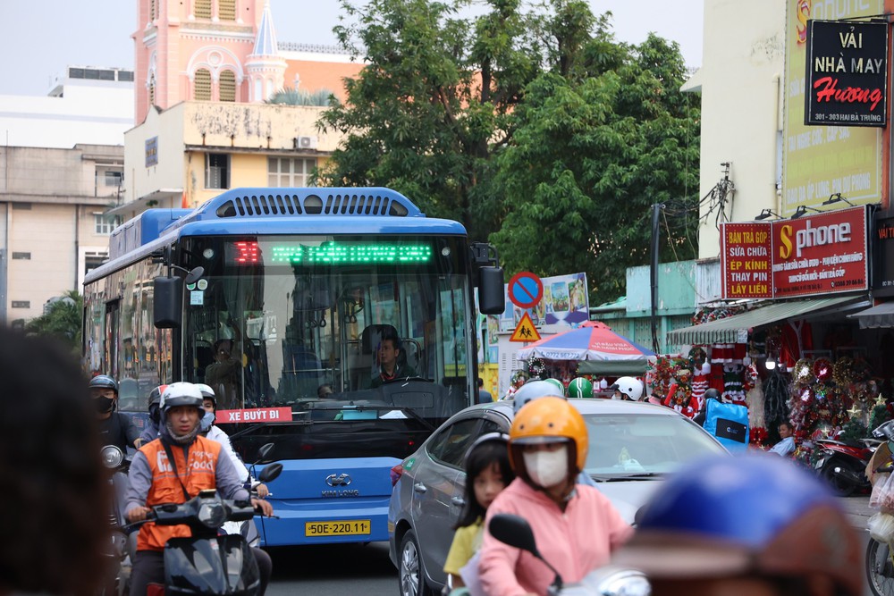 Thành phố Hồ Chí Minh: Giao thông đường bộ gây ô nhiễm, bụi mịn vượt chuẩn nhiều lần - Ảnh 4. Thành phố Hồ Chí Minh: Giao thông đường bộ gây ô nhiễm, bụi mịn vượt chuẩn nhiều lần - Ảnh 4.