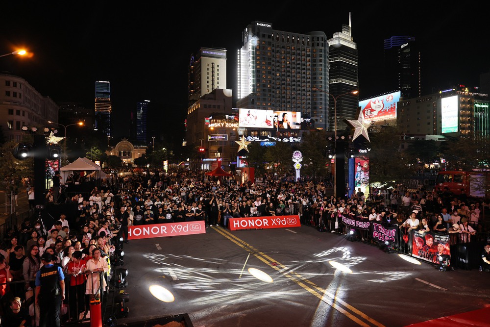 “Chiến binh” HONOR X9d lộ diện hoành tráng tại phố đi bộ Nguyễn Huệ - Ảnh 1. “Chiến binh” HONOR X9d lộ diện hoành tráng tại phố đi bộ Nguyễn Huệ - Ảnh 1.