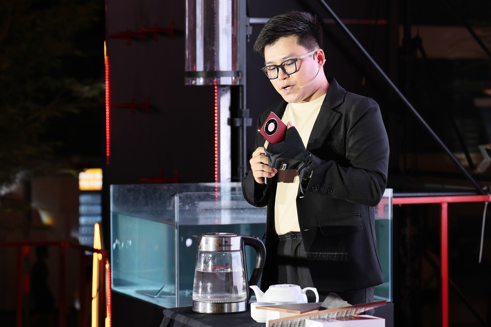 “Chiến binh” HONOR X9d lộ diện hoành tráng tại phố đi bộ Nguyễn Huệ - Ảnh 2. “Chiến binh” HONOR X9d lộ diện hoành tráng tại phố đi bộ Nguyễn Huệ - Ảnh 2.