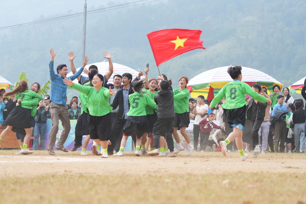 Lâm Thượng vô địch Giải bóng đá nữ các dân tộc thiểu số tỉnh Quảng Ninh mở rộng 2025 - Ảnh 1. Lâm Thượng vô địch Giải bóng đá nữ các dân tộc thiểu số tỉnh Quảng Ninh mở rộng 2025 - Ảnh 1.