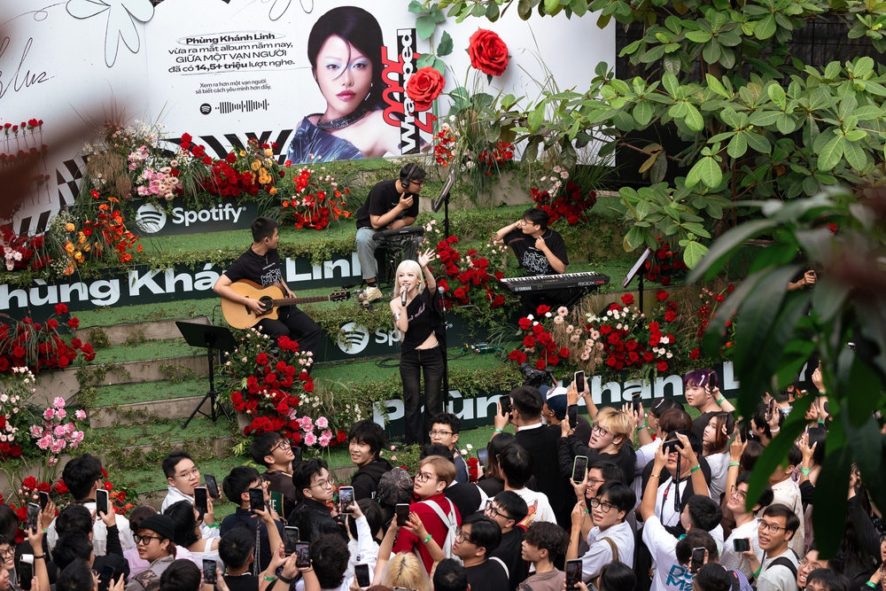 Phùng Khánh Linh nhận chiếc cúp Top Song in “Đoá Hồng Nhạc Việt” - Ảnh 2. Phùng Khánh Linh nhận chiếc cúp Top Song in “Đoá Hồng Nhạc Việt” - Ảnh 2.