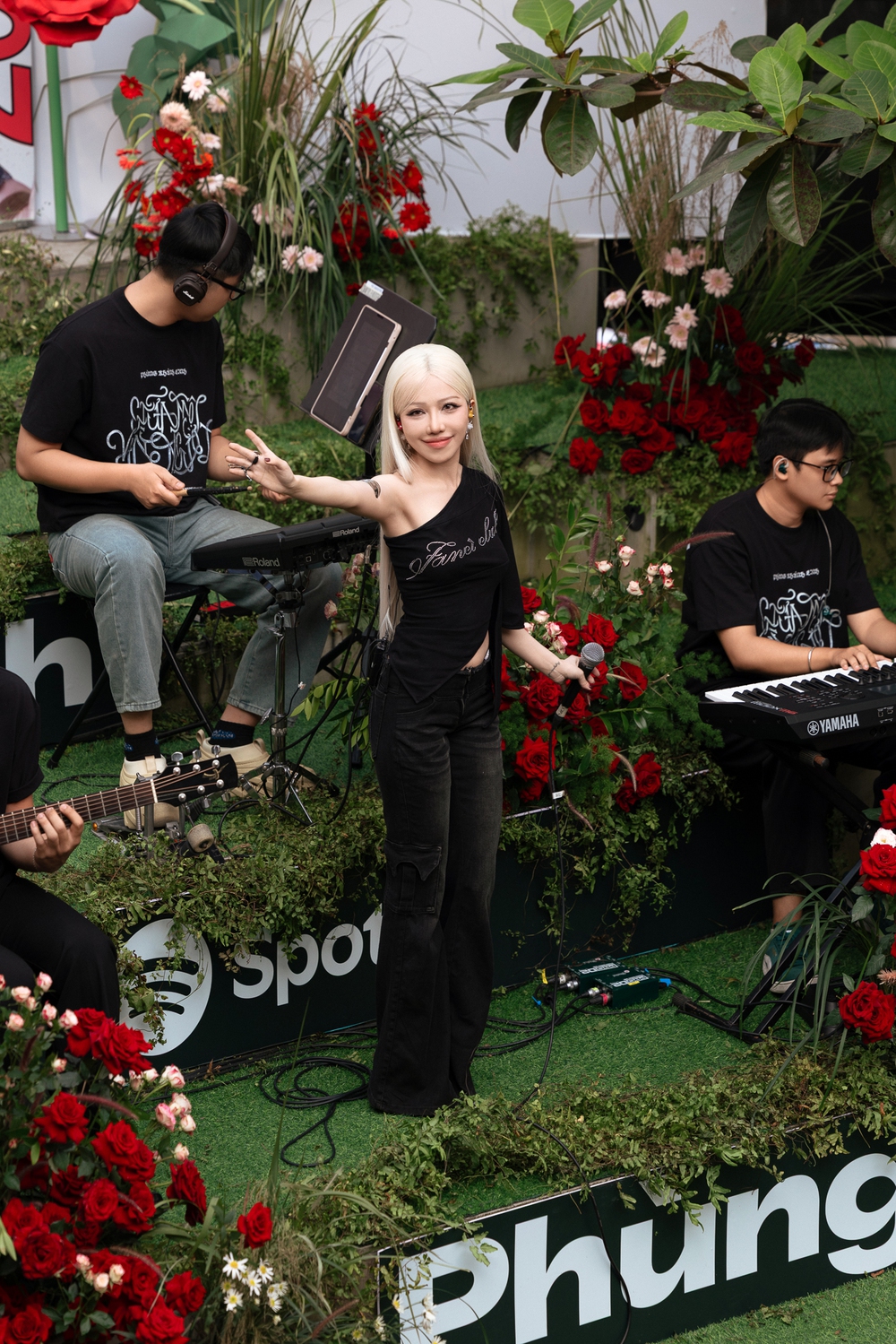 Phùng Khánh Linh nhận chiếc cúp Top Song in “Đoá Hồng Nhạc Việt” - Ảnh 3. Phùng Khánh Linh nhận chiếc cúp Top Song in “Đoá Hồng Nhạc Việt” - Ảnh 3.