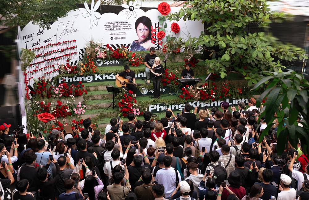 Phùng Khánh Linh nhận chiếc cúp Top Song in “Đoá Hồng Nhạc Việt” - Ảnh 4. Phùng Khánh Linh nhận chiếc cúp Top Song in “Đoá Hồng Nhạc Việt” - Ảnh 4.