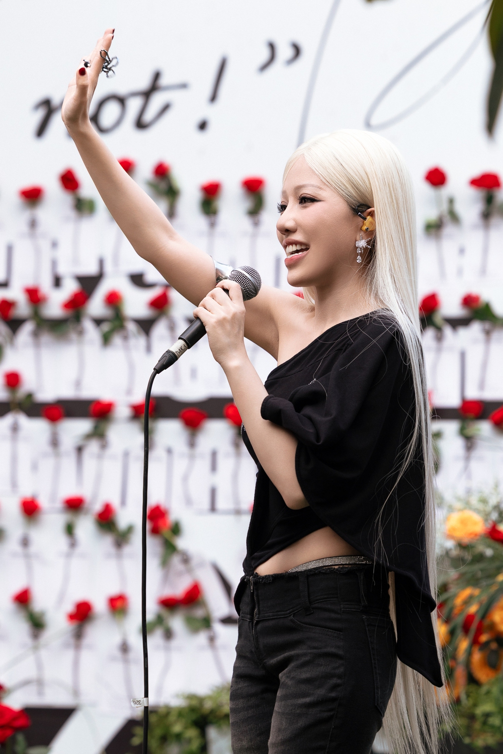 Phùng Khánh Linh: Từ cú hích "triệu lượt stream" đến tour diễn quảng bá "Giữa một vạn tour" - Ảnh 2. Phùng Khánh Linh: Từ cú hích "triệu lượt stream" đến tour diễn quảng bá "Giữa một vạn tour" - Ảnh 2.