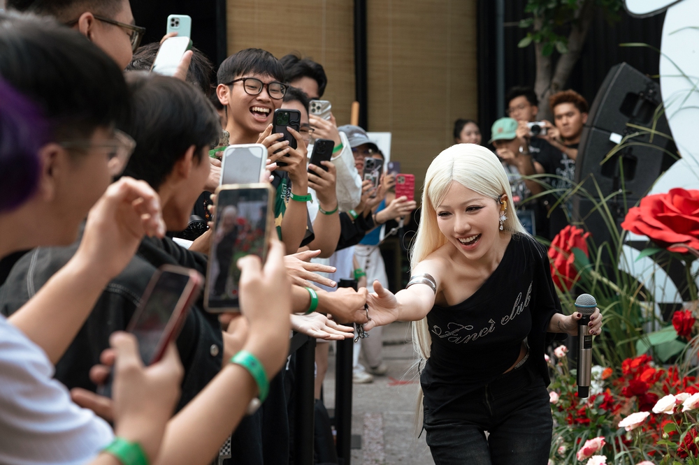 Phùng Khánh Linh: Từ cú hích "triệu lượt stream" đến tour diễn quảng bá "Giữa một vạn tour" - Ảnh 3. Phùng Khánh Linh: Từ cú hích "triệu lượt stream" đến tour diễn quảng bá "Giữa một vạn tour" - Ảnh 3.