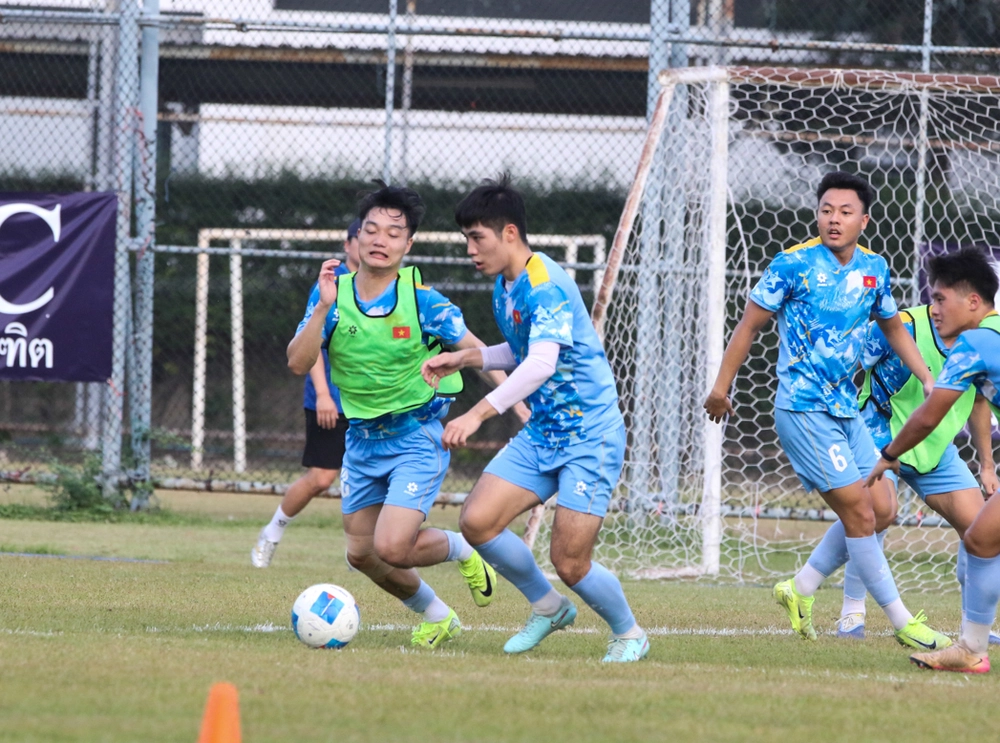 Tin nóng bóng đá Việt Nam hôm nay 8/12: U22 Việt Nam hướng tới trận quyết đấu Malaysia; Thủ môn số một đội tuyển nữ Việt Nam chấn thương - Ảnh 2.