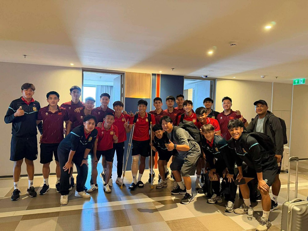 Các tuyển thủ U22 Việt Nam đã đến thăm và động viên đội trưởng U22 Lào, Phetdavanh Somsanid Các tuyển thủ U22 Việt Nam đã đến thăm và động viên đội trưởng U22 Lào, Phetdavanh Somsanid